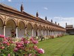 Itálie - Lombardie - Certosa di Pavia - rajský dvůr