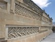 Mexiko - Mitla, Grupo de las Columnas, výzdobu tvoří 14 hlavních typů geometrických tvarů