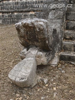 Země Balkánu - Mexiko - Chichén Itzá, Ossarium, hlava hada střežícího jedno ze 4 schodišť na pyramidu