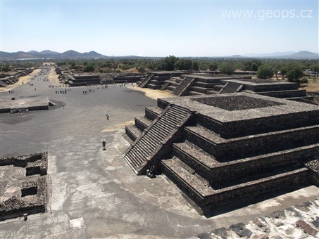 Památky UNESCO - Mexiko - Teotihuacán, náměstí Měsíce z Měsíční pyramidy