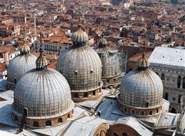Benátky a ostrovy, památky a výstava La Biennale 2022  Itálie - Benátky - kopule chrámu San Marco z kampanily