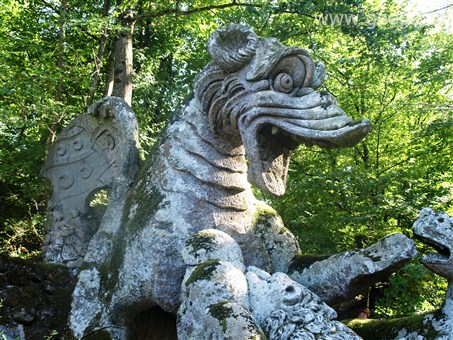 Itálie - Lazio  - Bomarzo, Sacro Bosco, impozantní drak bojující s párkem lvů
