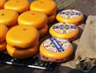 Holandsko - Alkmaar, trh se sýry, bochníky goudy o váze 2-4 kg
