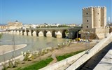 Andalusie, hory a moře letecky - Španělsko - Andalusie - Cordoba, římský most přes Guadalquivir, 331 m dlouhý