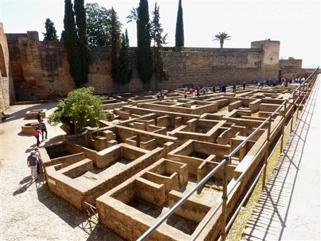 Španělsko - Andalusie - Granada, Alcazaba, zbytky domů členů král.gardy a jejich rodin