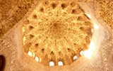 Andalusie, památky UNESCO a přírodní parky - Španělsko - Andalusie - Granada, Sala de las dos Hermanas, nahoře tzv.mocárabe, symbol jeskyně kde Mohamed obdržel korán