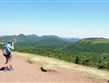 Francie - Auvergne - pohled z vrcholu Puy de Pariou na Puy des Goules a další sopky
