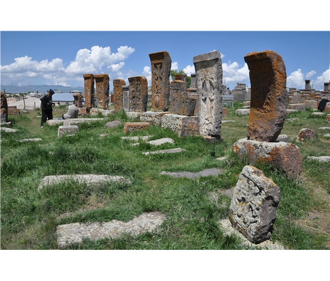Gruzie a Arménie - země jižního Kavkazu - Arménie - kačkary, náhrobní kameny s vytesanými ornamentálními motivy, nejstarší z 9.století