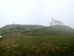 Francie - Bretaň - tumulus Saint Michel, 120 m dlouhý, 60 m široký a 12 m vysoký, navršeno asi 30.000 m3 zeminy