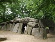 Francie - Bretaň - Rose-aux-Feés, 19,5 m dlouhý dolmen,  vztyčen asi 3000-35000 př.n.l.