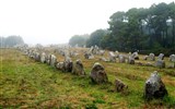 Bretaň a megality - Francie - Bretaň - kamenné řady v bretoňském mrholení - Le crachin