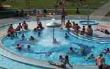 zájezdy v době květnových stárních svátků 2022 - Zájezdy na květnové svátky - Maďarsko - Budapešť - termální lázně Gellért, venkovní bazény