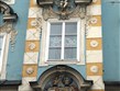 Rakousko - Steyr, dům Hvězda, dole erb rodu Winterl, nahoře anděl s mandolinou, alegorie Sluchu