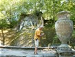 Itálie - Lazio - Bomarzo, Sacro Bosco - sochy (zde Neptun) jsou doprovázeny Orsiniho nápisy