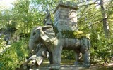 Sacro Bosco - Itálie - Lazio - Bomarzo - Sacro Bosco - vítězný boj slona s římským vojákem, symbolem papežství