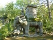 Itálie - Lazio - Bomarzo - Sacro Bosco - vítězný boj slona s římským vojákem, symbolem papežství