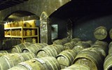 Bordeaux a Akvitánie, památky, víno a vlny Atlantiku - Francie - Cognac - v těchto sudech zraje proslulý koňak značky Martel