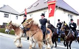 Velikonoce v Lužici, křižácké jízdy a zahrady 2017 - Německo - Šunov, velikonoční jízda, muži jsou oblečeni ve fracích s cylindy