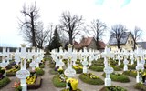 Velikonoce v Lužici, křižácké jízdy a zahrady 2019 - Německo - Ralbicy, hroby na hřbitově se liší jen jménem a datem