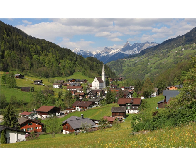 Rakousko-švýcarské pomezí Alp s kartou - Rakousko - Bartholomäberg v klínu hor