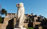 Řím, Capri, Pompeje, antika i koupání - Itálie - Řím - Forum Romanum vždy zdobily krásné sochy