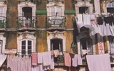 Portugalsko, země mořeplavců, vína a slunce - Portugalsko - Lisabon - barevná mozaika prádla v okrajových čtvrtích města