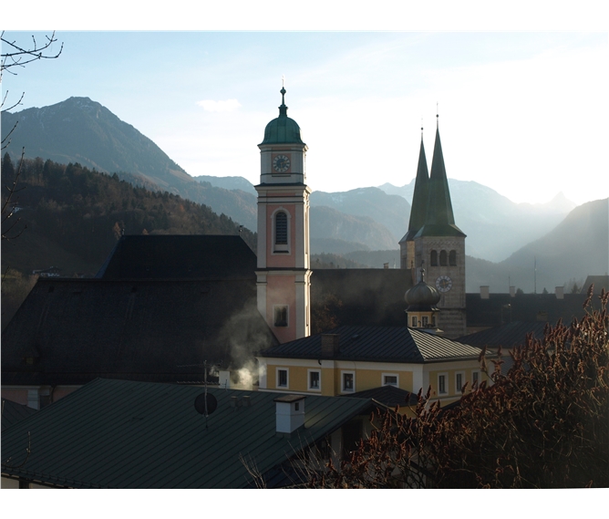 NP Berchtesgaden a Krimmelské vodopády - Rakousko - Berchtesgaden - kostel sv.Ondřeje (1397) a sv.Petra (12.st) pod štíty alpských vrcholků