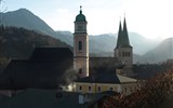 Barevný víkend v Berchtesgadenu - Rakousko - Berchtesgaden - kostel sv.Ondřeje (1397) a sv.Petra (12.st) pod štíty alpských vrcholků