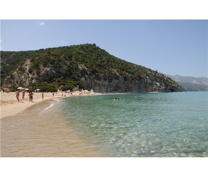 Sardinie, rajský ostrov nurágů v tyrkysovém moři, hotel - Itálie - Sardinie - pláže lákají k vykoupání