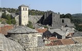 Languedoc, katarské hrady, moře Lví zátoky a kaňon Ardèche letecky 2019 - Francie - Languedoc - La Couvertoirade, místo kde se zastavil čas