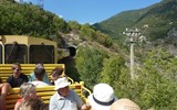 Languedoc a Roussillon, země moře, hor a katarských hradů s koupáním - Francie - Languedoc - Train Jaune, vjíždíme do jednoho z 19 tunelů na trati dlouhé 63 km