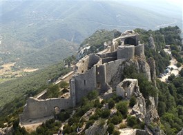 Languedoc a Roussillon, země moře, hor a katarských hradů s koupáním 2022  Francie - Languedoc - Peyrepertuse, střední část hradu s kostelem a starým palácem