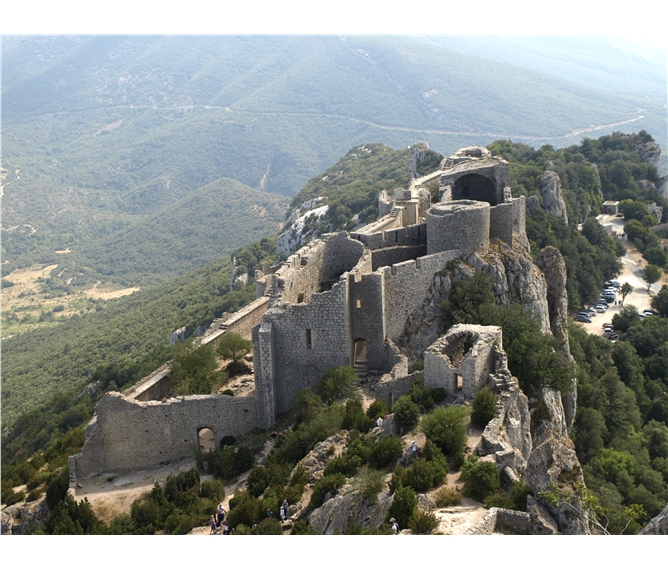 Languedoc a Roussillon, země moře, hor a katarských hradů - Francie - Languedoc - Peyrepertuse, střední část hradu s kostelem a starým palácem