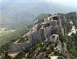 Francie - Languedoc - Peyrepertuse, střední část hradu s kostelem a starým palácem
