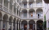 Památky UNESCO Ukrajiny a východního Slovenska - Ukrajina - Lvov - renesanční nádvoří domu Jana Sobieského