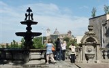 Nejkrásnější zahrady krajů Lazio a Umbrie, Den květin ve Viterbu 2017 - Itálie - Lazio 660 - Viterbo, Palazzo Comunale, terasa s fontánou, 1626, vzadu S.S.Trinita, 1725-45