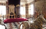 Dánsko, ráj ostrovů a gurmánů 2019 - Dánsko - Kodaň, Rosenborg, korunovační křeslo z narvalího rohu, 1622, sloužilo 1671-1840, vpředu stříbrní lvi