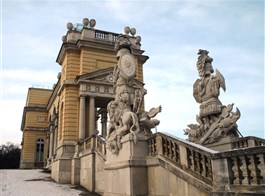 Adventní Vídeň, Baden, Klosterneuburg a víno, Laxenburg a světelné zahrady 2025  Rakousko - Vídeň - Schönbrunn, Gloriette, 1775, na pamět vítězství v bitvě u Kolína
