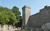 La Couvertoirade - Francie - Languedoc - La Couvertoirad, Portal d´Amoun, hlavní brána se čtvercovou věží, 15.stol