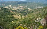 Peyrepertuse - Francie - Languedoc - na svazích jsou vinice nebo porosty garrigue