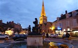 Beaujolais a Burgundsko, kláštery a slavnost vína 2017 - Francie - Beaujolais - Meursaul, náměstí s kašnou a kostelem Saint Nikolas