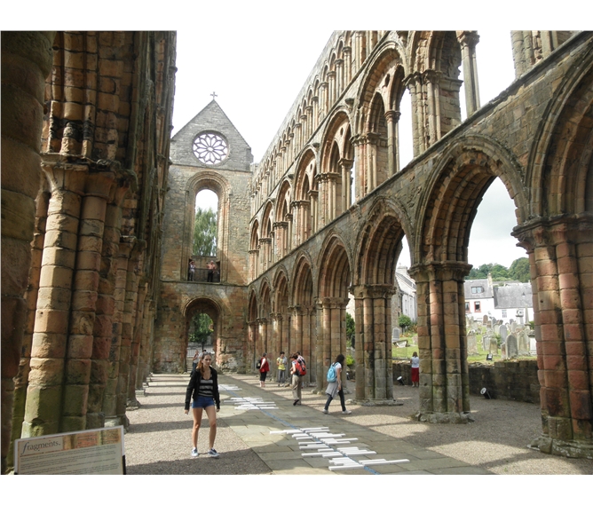 Krásy Skotska letecky - Velká Británie - Skotsko - Jedburgh, klášterní kostel P.Marie, gotický, zničen Angličany 1544-5