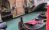 Vlakem z Benátek až na Sicílii (zpět letecky) - Itálie - Benátky - a gondoly se odrážejí v hladině kanálů