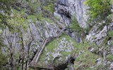Rakouské soutěsky, kaňony a vodopády - Rakousko - Medvědí soutěska, a chodníček vede stále výš a výš