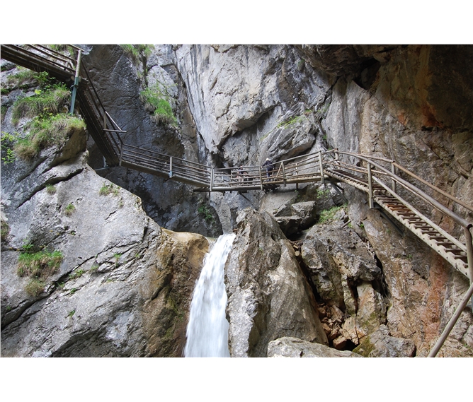 Rakouské soutěsky, kaňony a vodopády - Rakousko - Medvědí soutěska, skály a voda