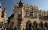Polsko, památky UNESCO - Polsko - Krakow - Sukiennice, původní gotické krámy 1358, po požáru přestavěny renesančně 1556-9
