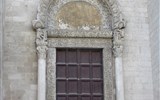 Bari - álie - Bari - sv.Mikoláš, Lví brána, v oblouku vítězství křižáků 1098 nad Kerboghem u Antiochie