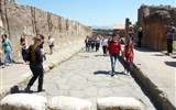 Kouzlo Kampánie a ostrov Capri - Itálie - Pompeje - ulice mají zachované kamenné přechody pro pěší
