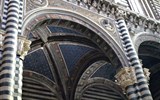 Toskánsko se slavností v Monteriggioni - Itálie - Lazio - Siena, Duomo, detail interiéru se sádrovými bustami papežů