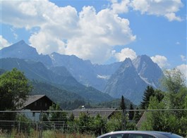 Mnichov a Bavorské Alpy vlakem 2022  Německo - Garmisch-Partenkirchen leží uprostřed hor